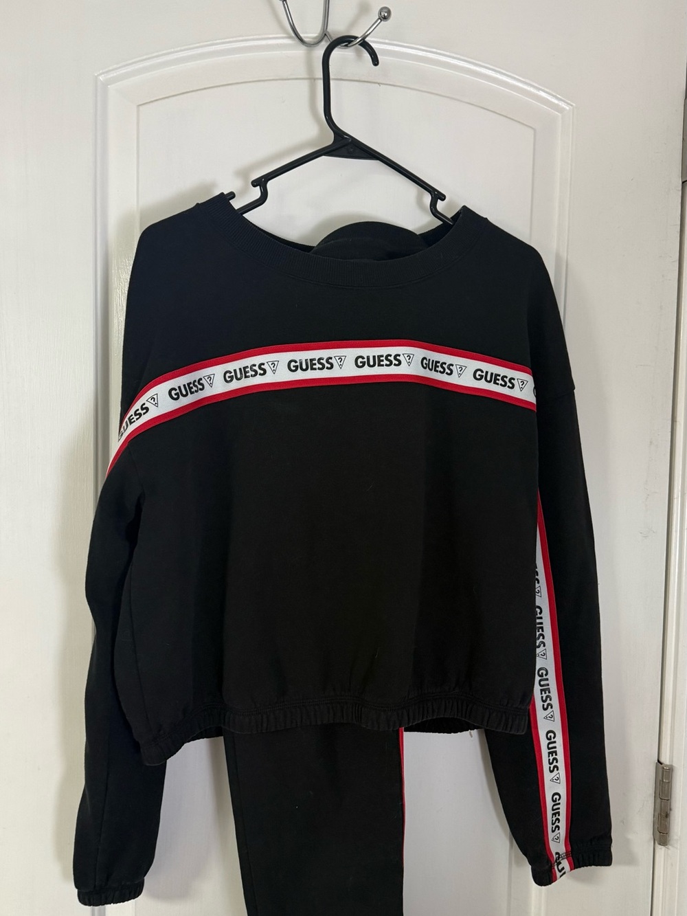 GUESS Black Cropped Crewneck Sweatshirt and Sweatpants Set